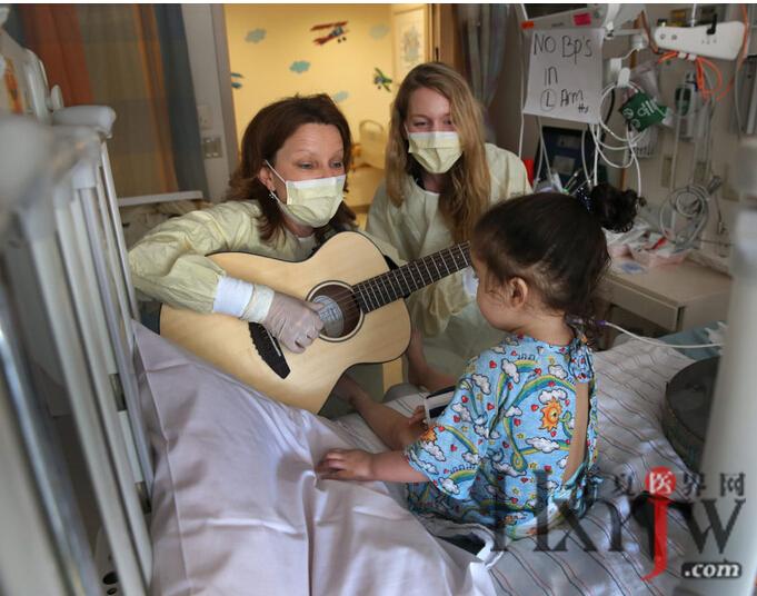 在美国最好的儿童医院,音乐治疗师用乐器给小天使们疗伤丨-其他-名家专栏-华夏医界网